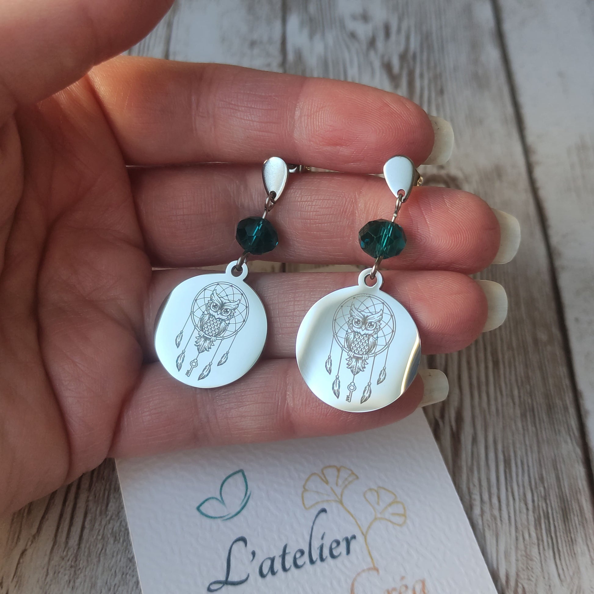 Boucles d'oreilles pendantes en acier inoxydable avec cristal à facettes et médaille gravée laser motif attrape-rêves et hibou.