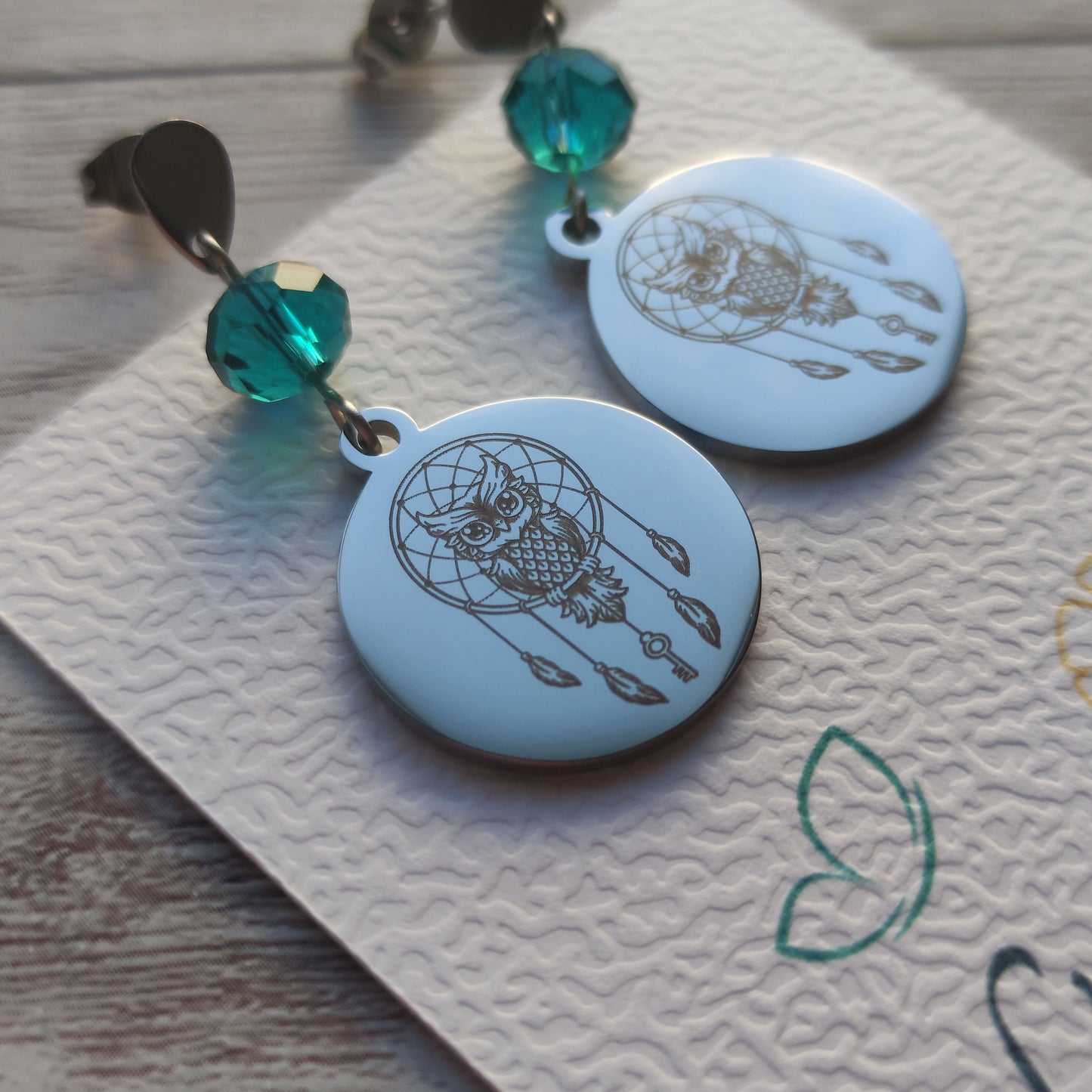 Boucles d'oreilles pendantes en acier inoxydable avec cristal à facettes et médaille gravée laser motif attrape-rêves et hibou.