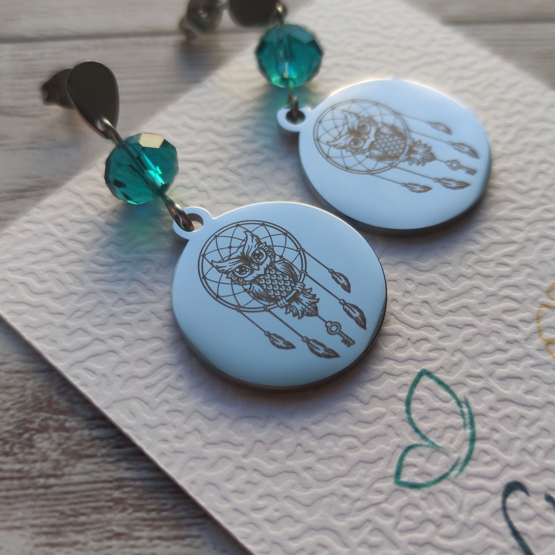 Boucles d'oreilles pendantes en acier inoxydable avec cristal à facettes et médaille gravée laser motif attrape-rêves et hibou.