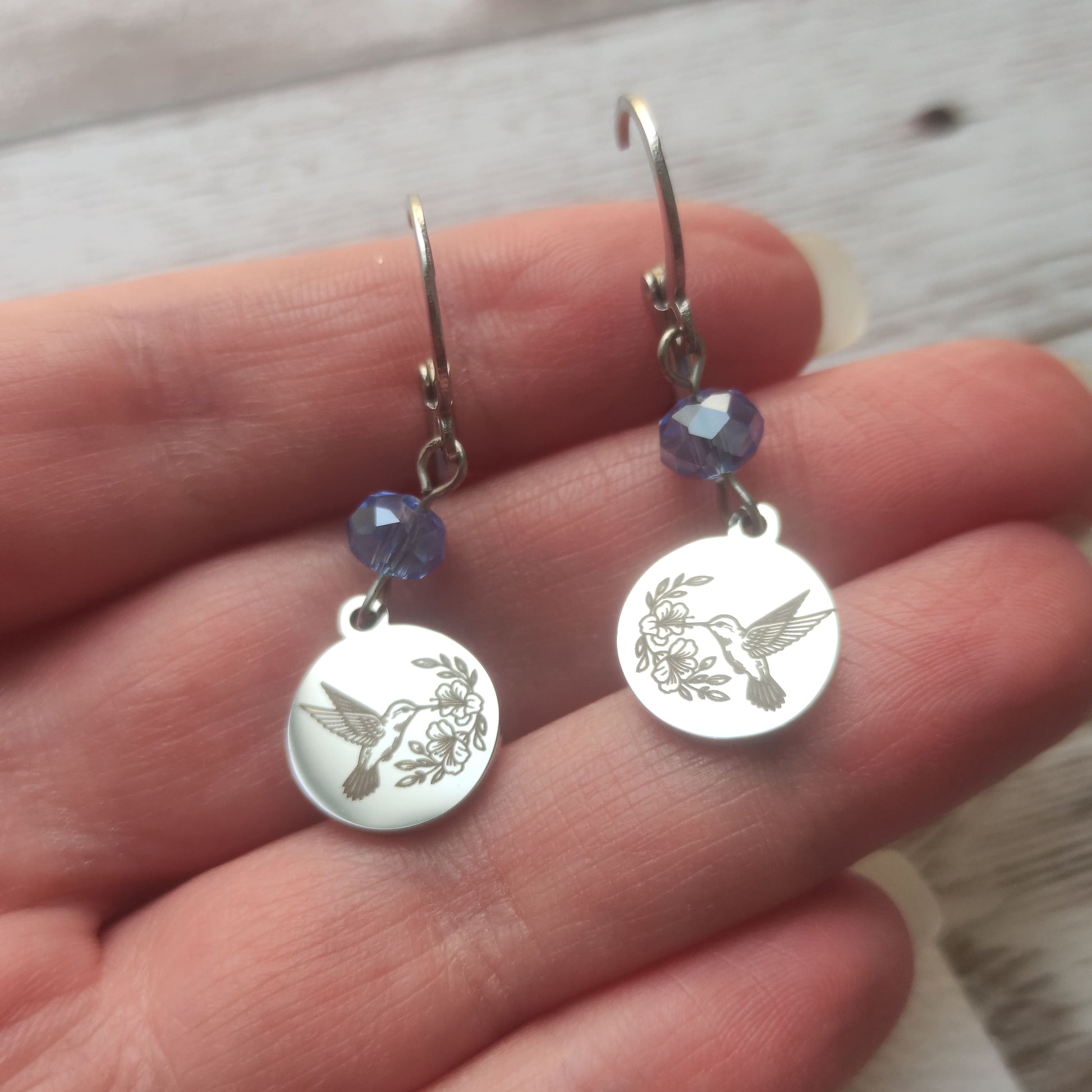 Boucles d'oreilles pendantes colibri en acier inoxydable poli miroir avec cristal à facettes et fermoir levier français.