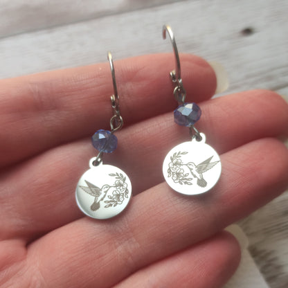 Boucles d'oreilles pendantes colibri en acier inoxydable poli miroir avec cristal à facettes et fermoir levier français.