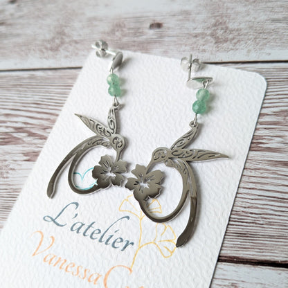 Boucles d'oreilles colibri argentées sur support L'atelier Vanessa Créa.