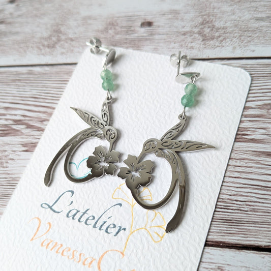Boucles d'oreilles colibri argentées sur support L'atelier Vanessa Créa.