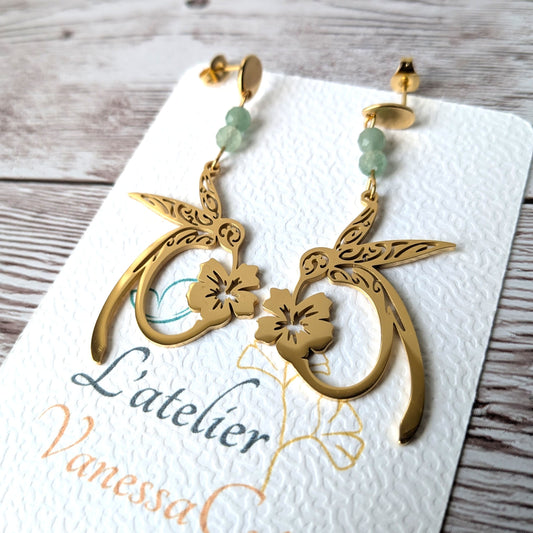 Boucles d'oreilles colibri dorées sur support L'atelier Vanessa Créa.