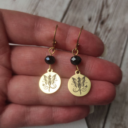 Boucles d'oreilles dormeuses en acier inoxydable avec cristal et médaillon gravé d'une fée papillon fini poli miroir.