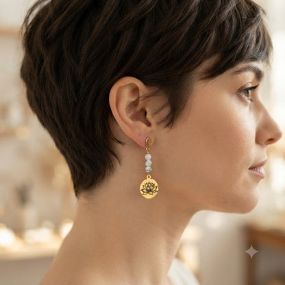 Vue latérale d'une femme aux cheveux courts portant la boucle d'oreille fleur de lotus en métal doré.