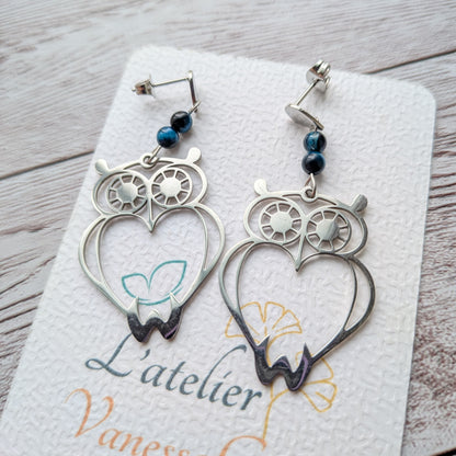 Boucles d'oreilles hibou argenté avec perles sur support L'atelier Vanessa Créa.