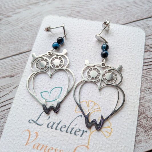 Boucles d'oreilles hibou argenté avec perles sur support L'atelier Vanessa Créa.