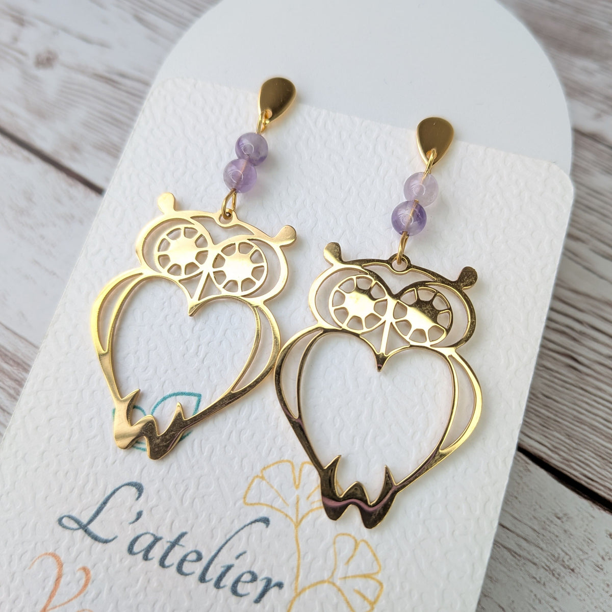 Boucles d'oreilles hibou dorées avec perles sur support L'atelier Vanessa Créa.