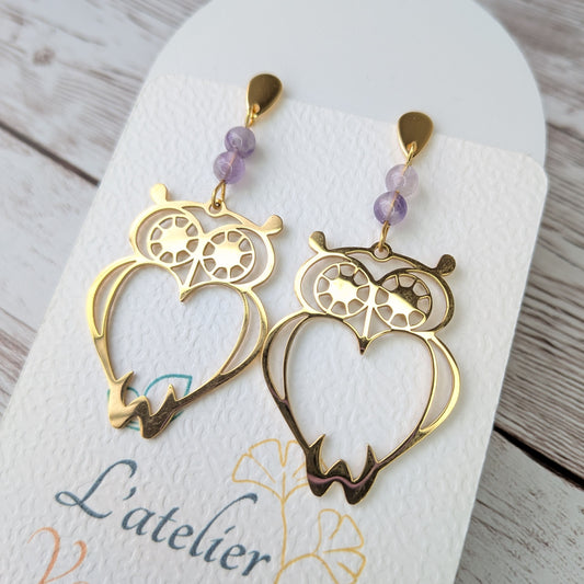 Boucles d'oreilles hibou dorées avec perles sur support L'atelier Vanessa Créa.