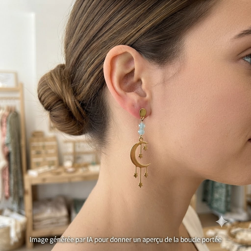 Femme portant des boucles d'oreilles lune et étoiles dorées avec pierres naturelles.