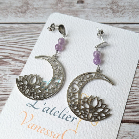 Boucles d'oreilles lune et lotus argentées sur support L'atelier Vanessa Créa.