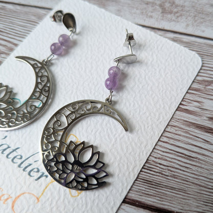 Gros plan sur le motif lune et lotus argenté avec des perles naturelles.