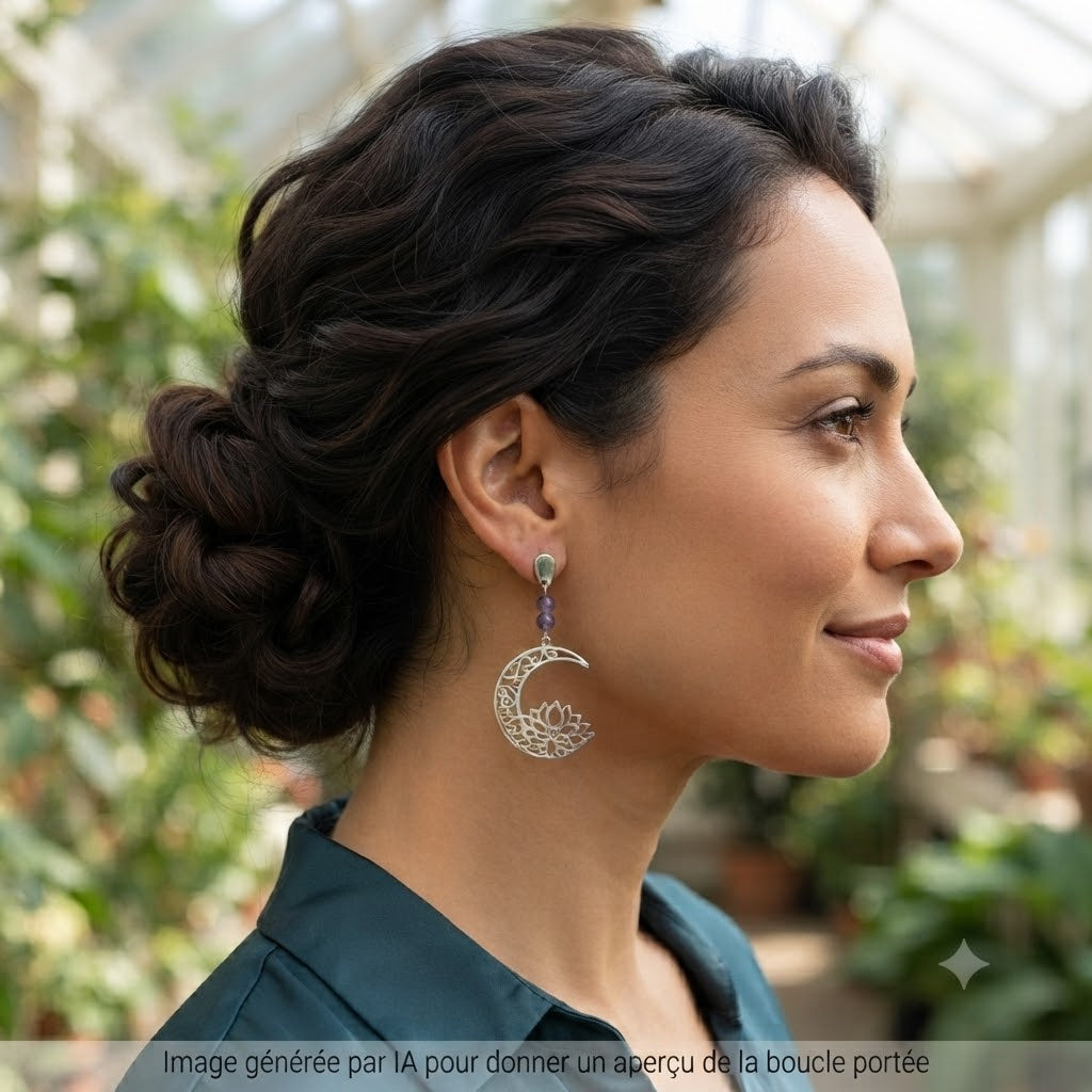 Femme portant des boucles d'oreilles pendantes lune et lotus argentées.