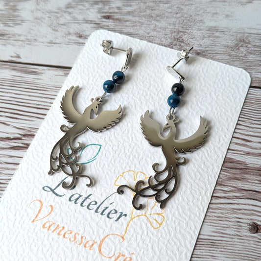 Boucles d'oreilles phénix argentées avec perles sur support L'atelier Vanessa Créa.