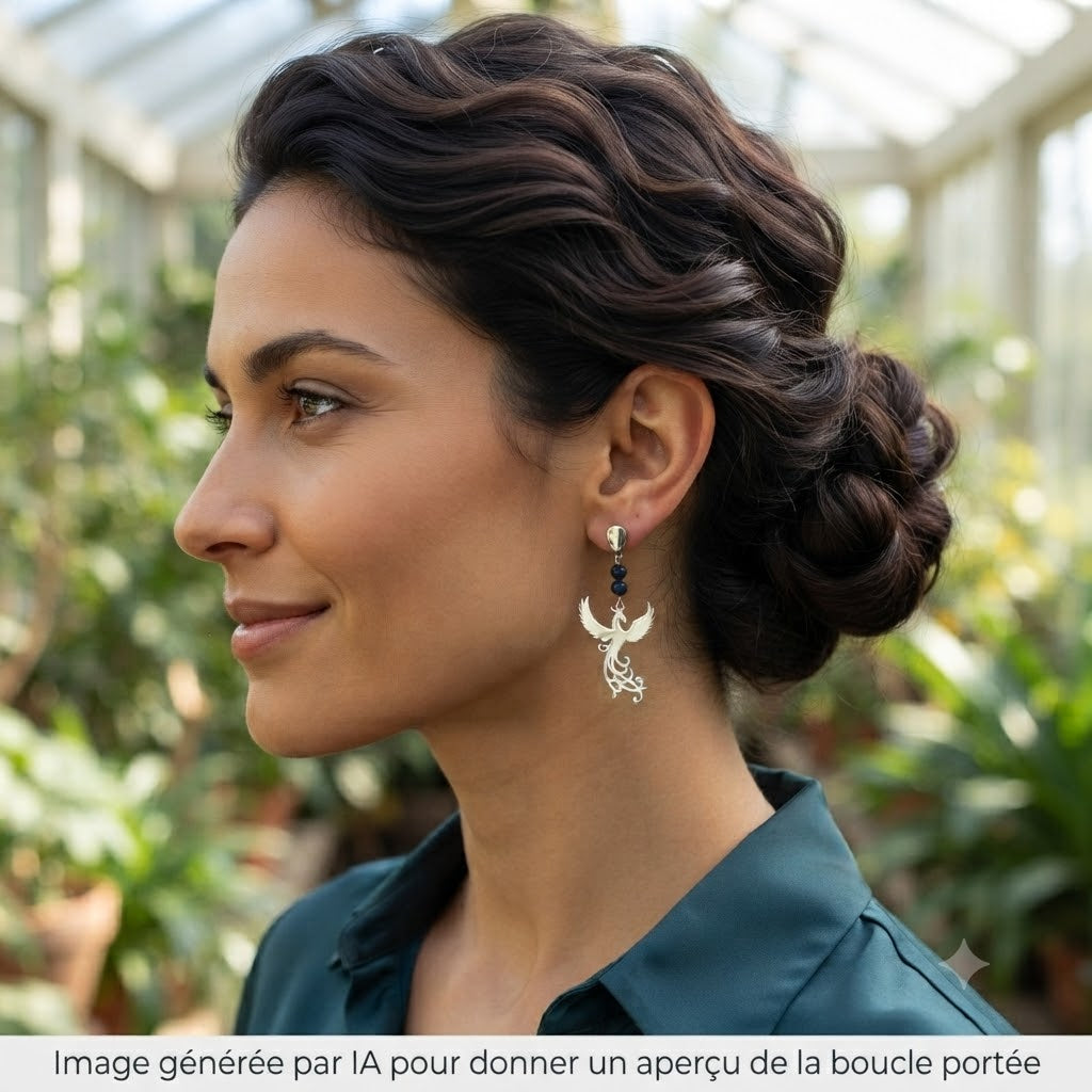 Femme portant des boucles d'oreilles pendantes phénix argentées en extérieur.