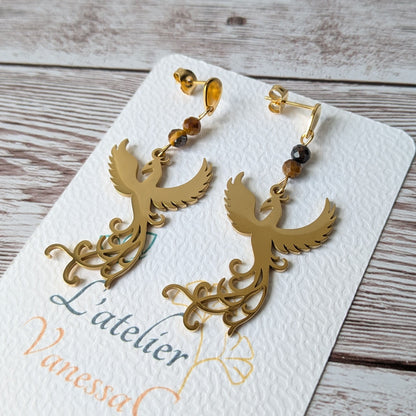 Boucles d'oreilles phénix dorées avec perles sur support L'atelier Vanessa Créa.
