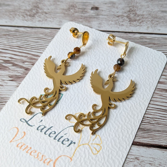 Boucles d'oreilles phénix dorées avec perles sur support L'atelier Vanessa Créa.