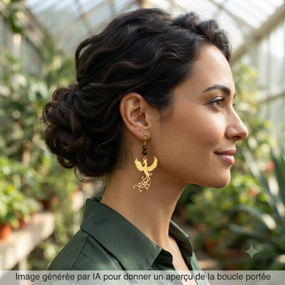 Femme portant des boucles d'oreilles pendantes phénix dorées en extérieur.