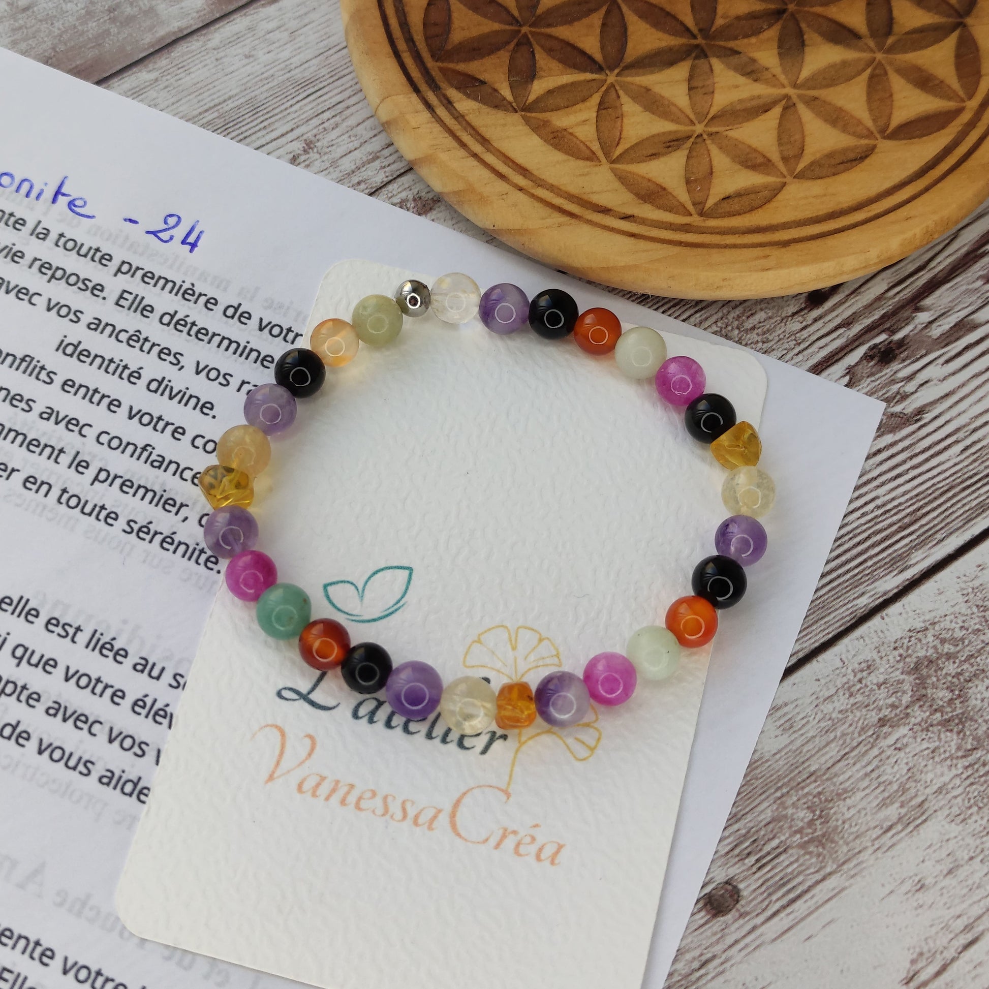 Bracelet chemin de vie personnalisé en pierres naturelles multicolores selon la numérologie du client.