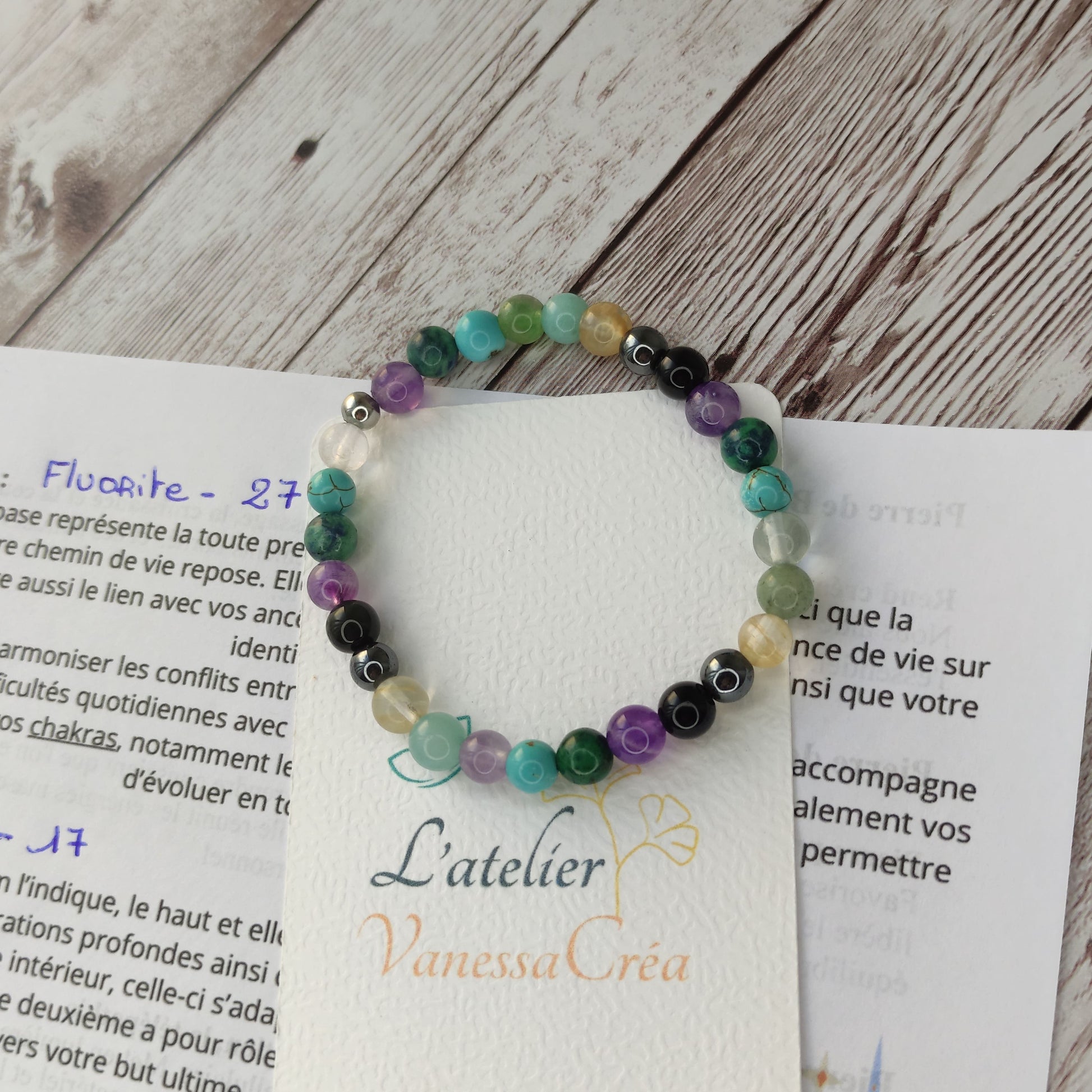 Bracelet chemin de vie personnalisé en pierres naturelles multicolores selon la numérologie du client.