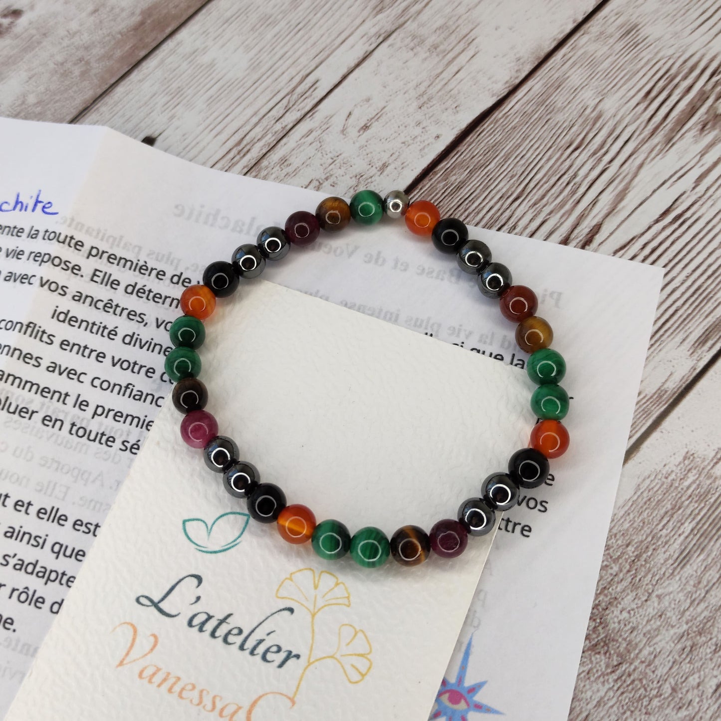 Bracelet chemin de vie personnalisé en pierres naturelles multicolores selon la numérologie du client.