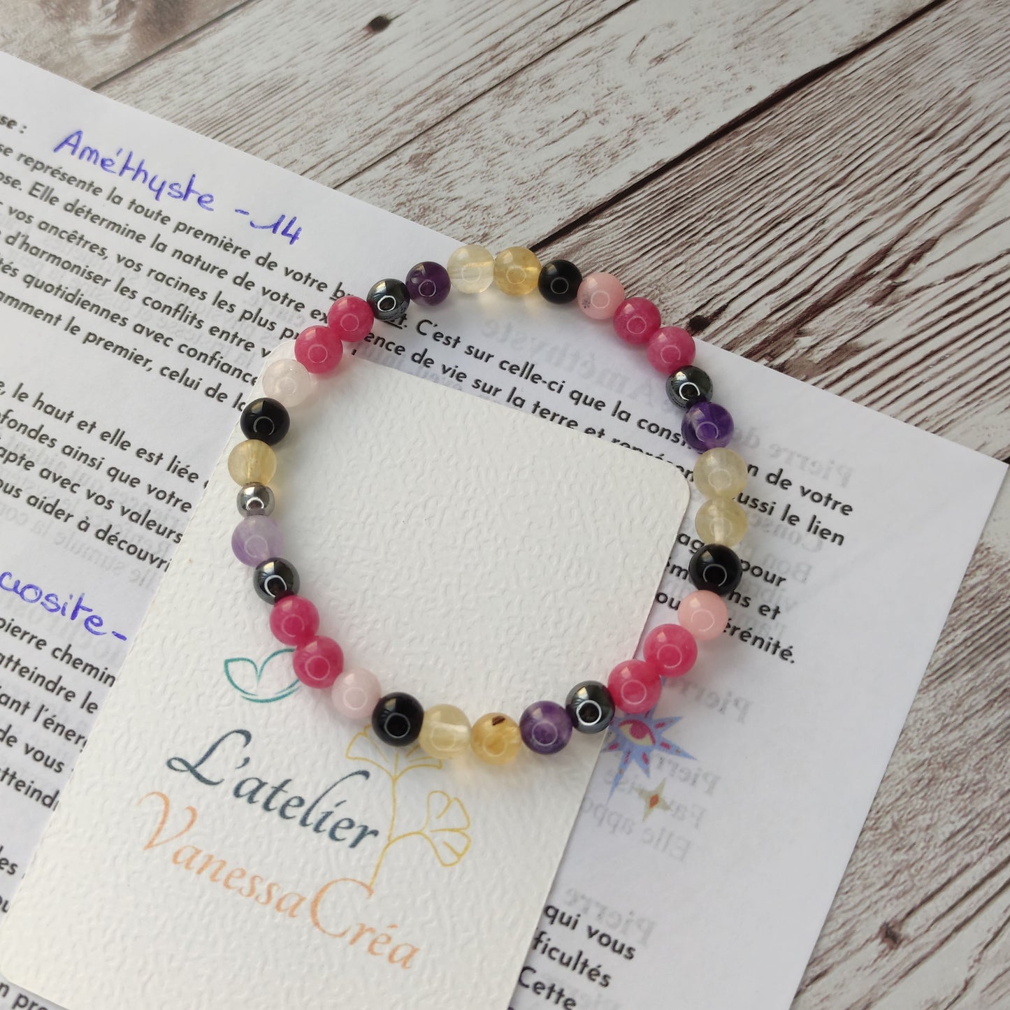 Bracelet chemin de vie personnalisé en pierres naturelles multicolores selon la numérologie du client.