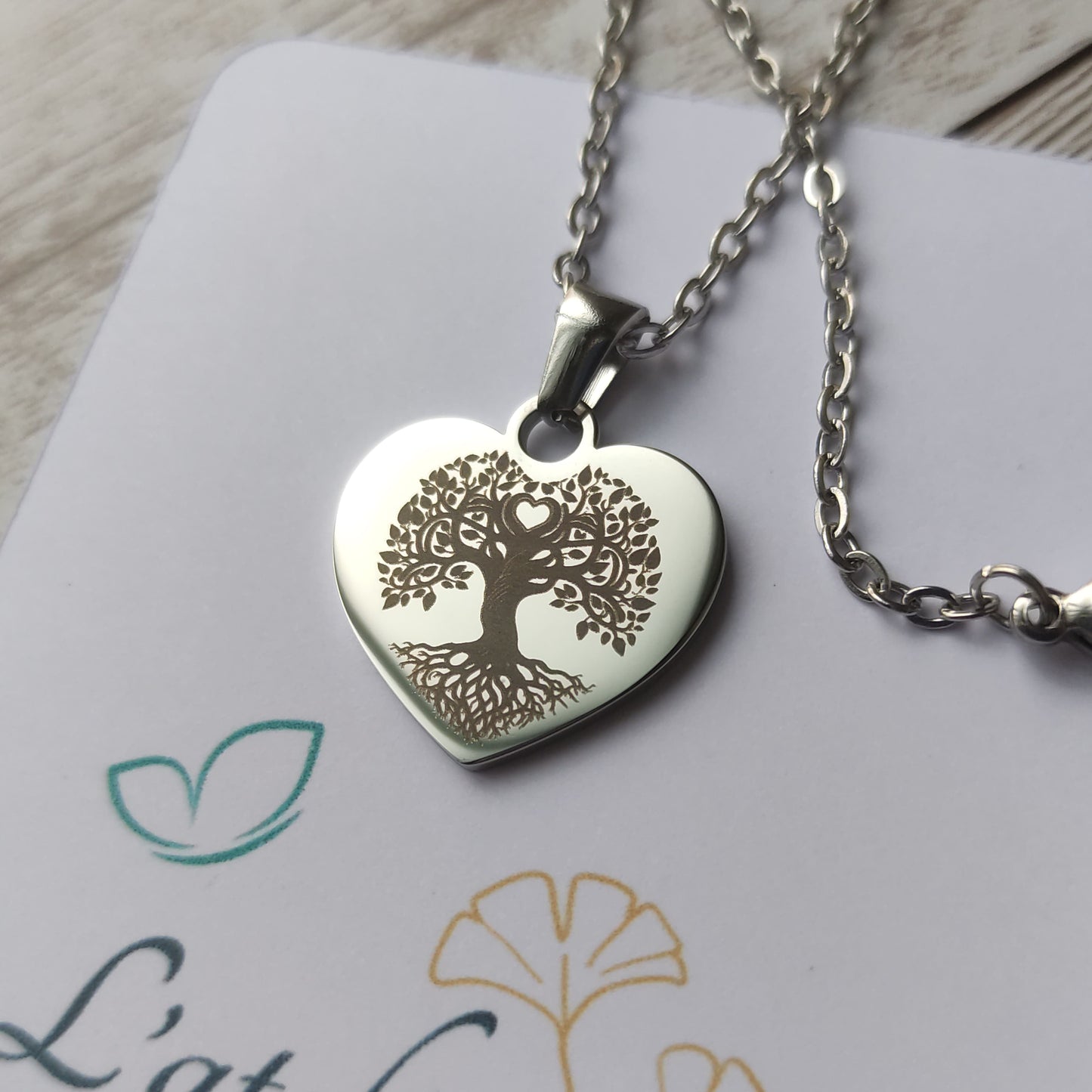 Collier cœur arbre de vie en acier inoxydable argenté poli miroir avec gravure personnalisée.