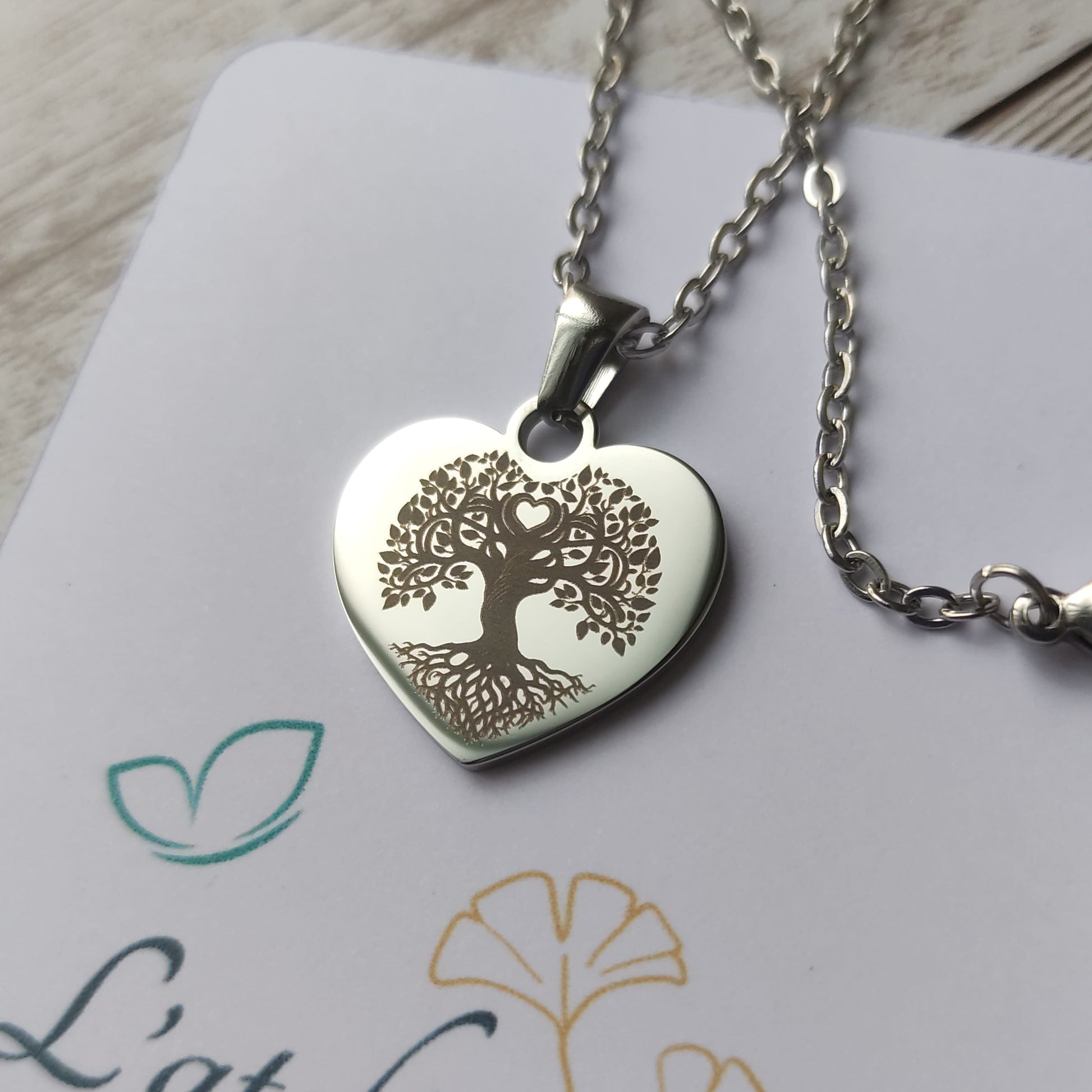 Collier cœur arbre de vie en acier inoxydable argenté poli miroir avec gravure personnalisée.