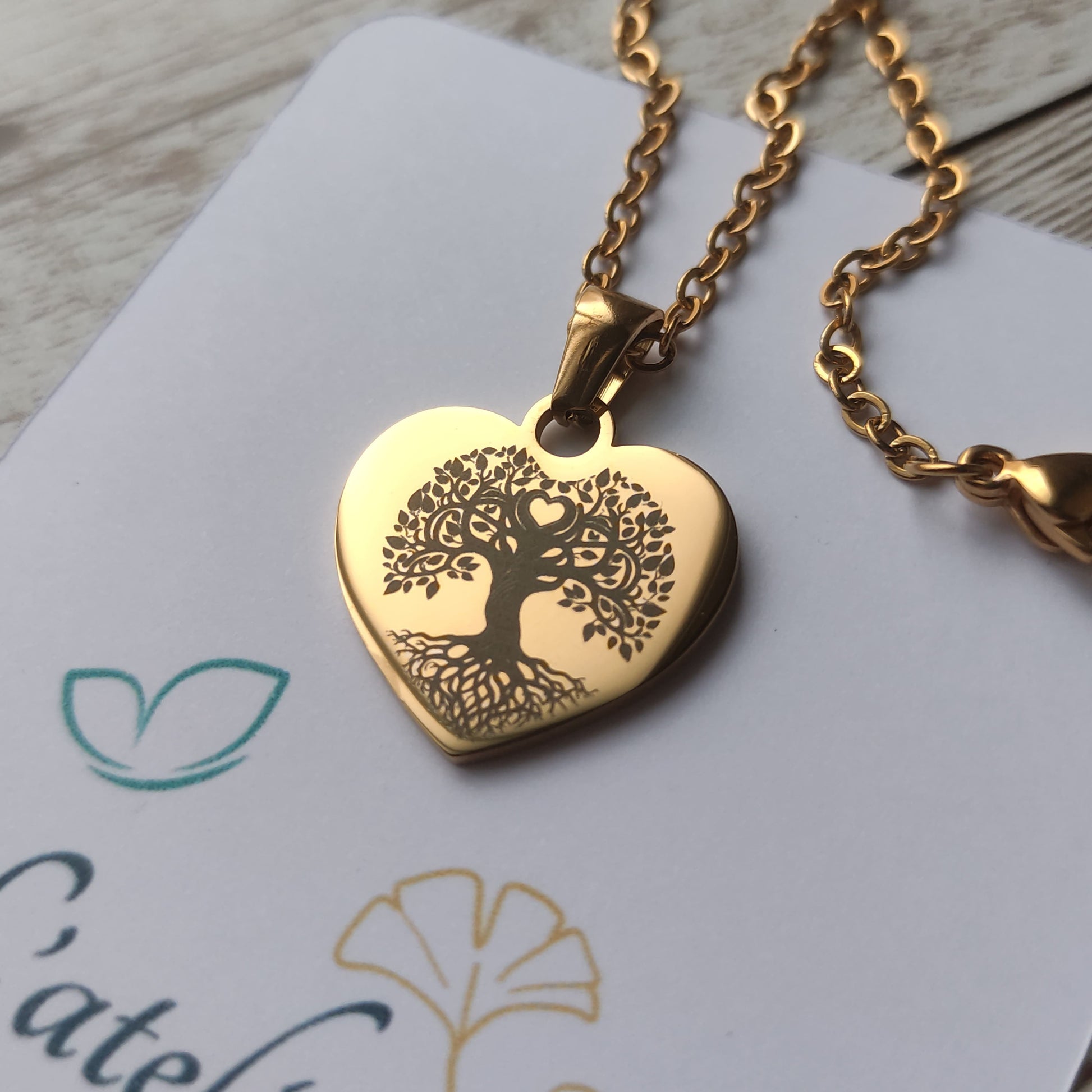 Collier cœur arbre de vie en acier inoxydable doré poli miroir avec gravure personnalisée.