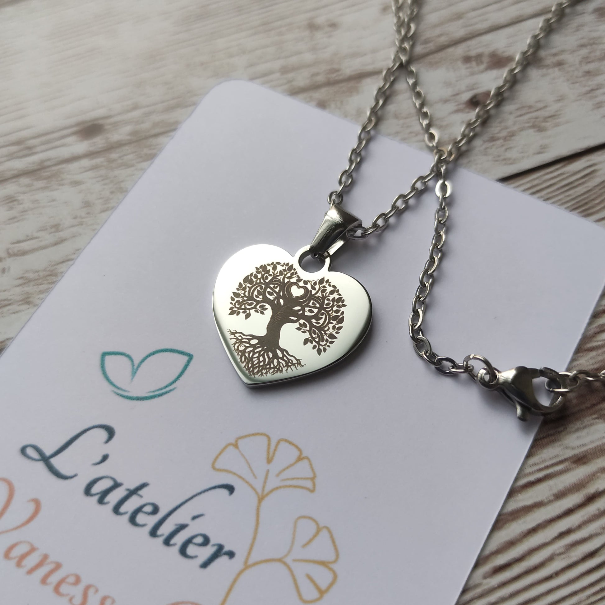 Collier cœur arbre de vie en acier inoxydable poli miroir avec gravure personnalisée.