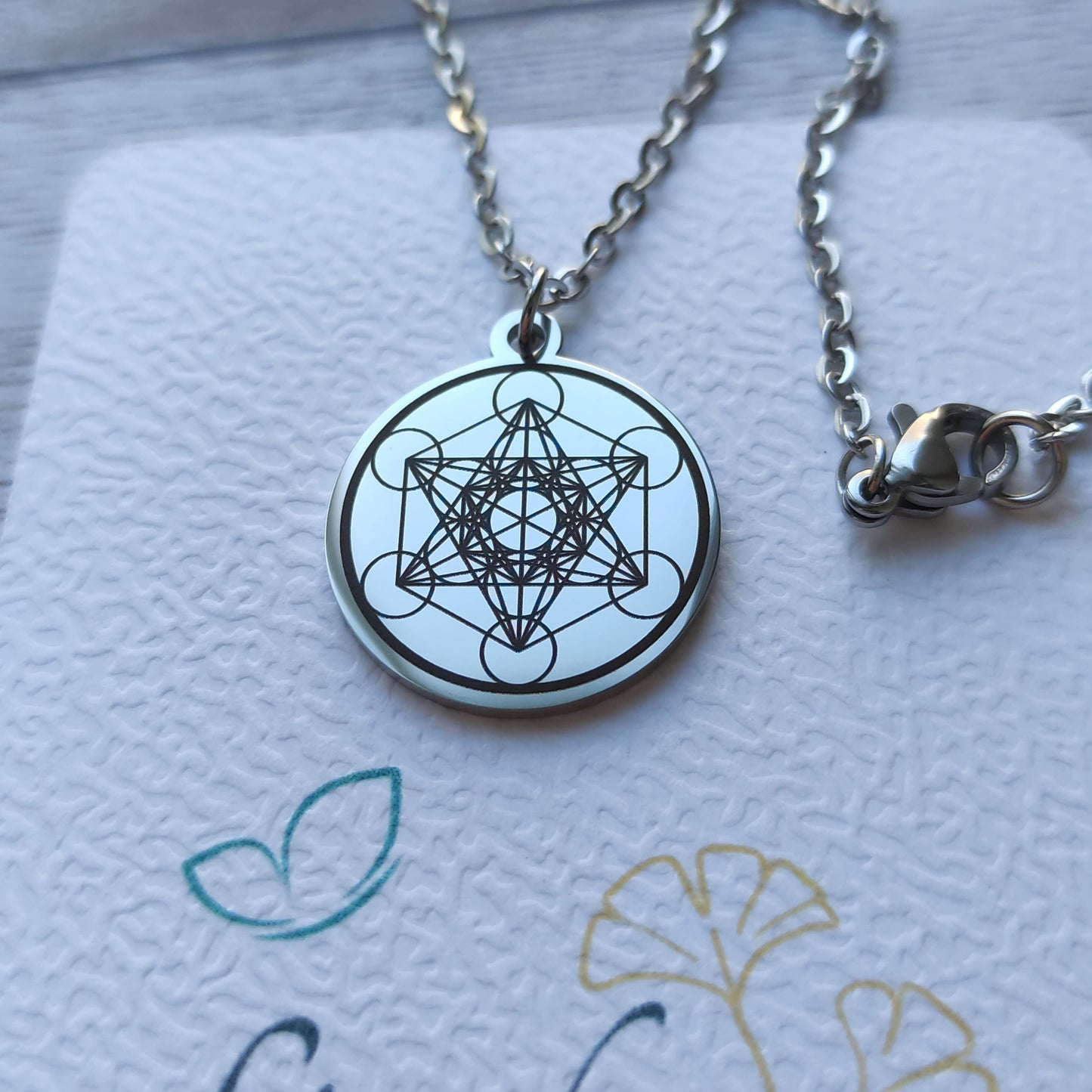 Pendentif rond acier poli miroir avec gravure Cube de Métatron.