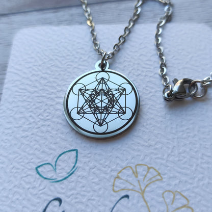 Pendentif rond acier poli miroir avec gravure Cube de Métatron.