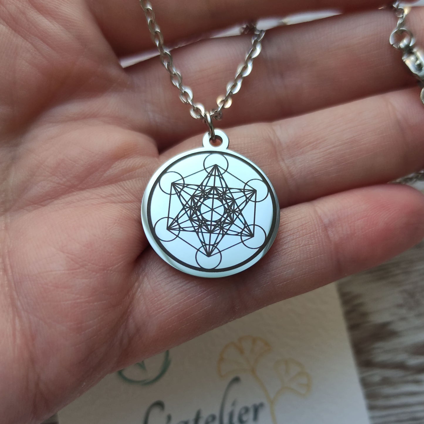 Pendentif rond acier poli miroir avec gravure Cube de Métatron.