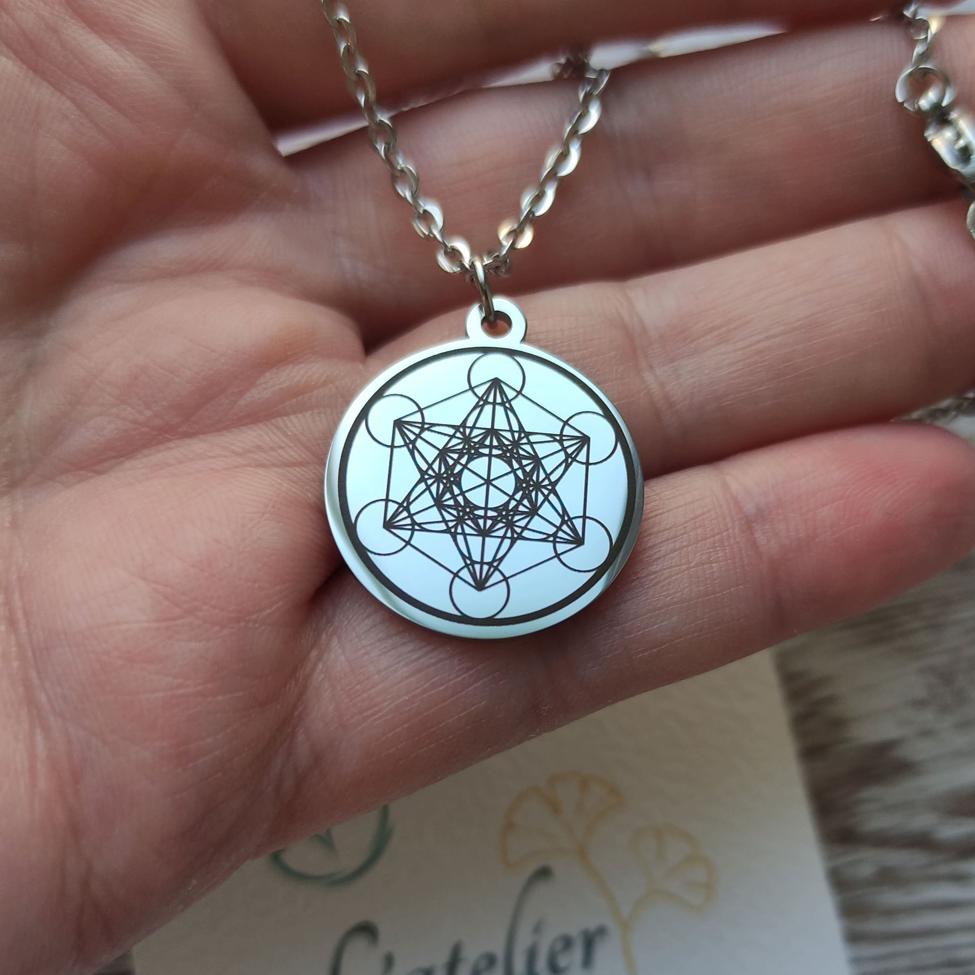 Pendentif rond acier poli miroir avec gravure Cube de Métatron.