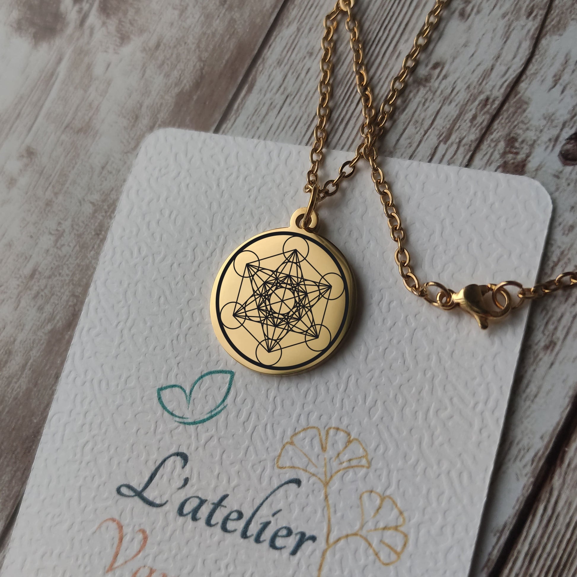 Pendentif rond acier doré poli miroir avec gravure Cube de Métatron.