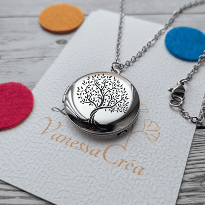 Collier diffuseur d'huiles essentielles gravure Arbre de Vie Racine sur sa carte L'Atelier Vanessa Créa