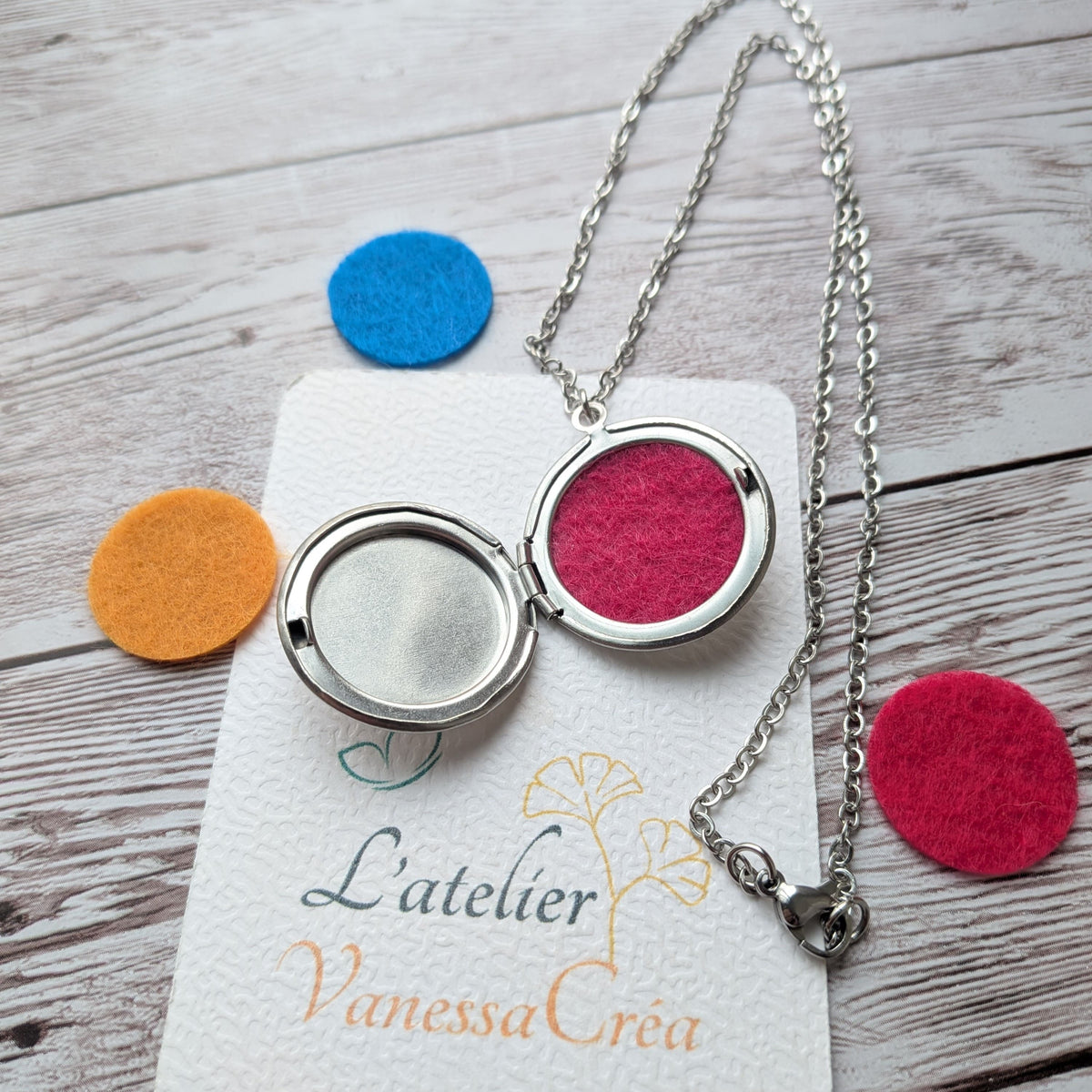 Collier diffuseur d'huiles essentielles Chat et Étoiles en acier inoxydable, ouvert avec feutrine rose fuchsia et L'Atelier Vanessa Créa