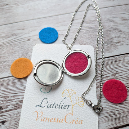 Collier diffuseur d'huiles essentielles Chat et Étoiles en acier inoxydable, ouvert avec feutrine rose fuchsia et L'Atelier Vanessa Créa