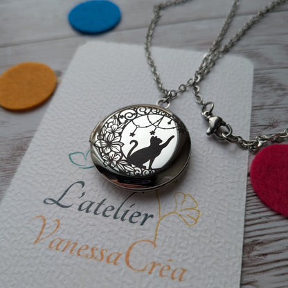 Collier diffuseur d'huiles essentielles gravure Chat et Étoiles en acier inoxydable présenté dans la main