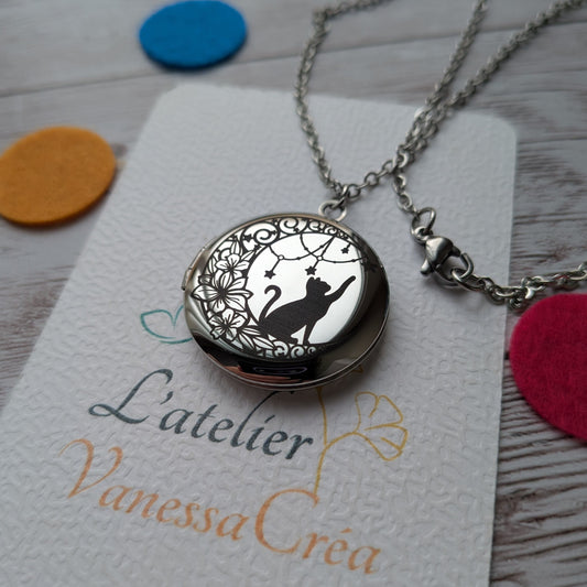 Collier diffuseur d'huiles essentielles gravure Chat et Étoiles en acier inoxydable présenté dans la main