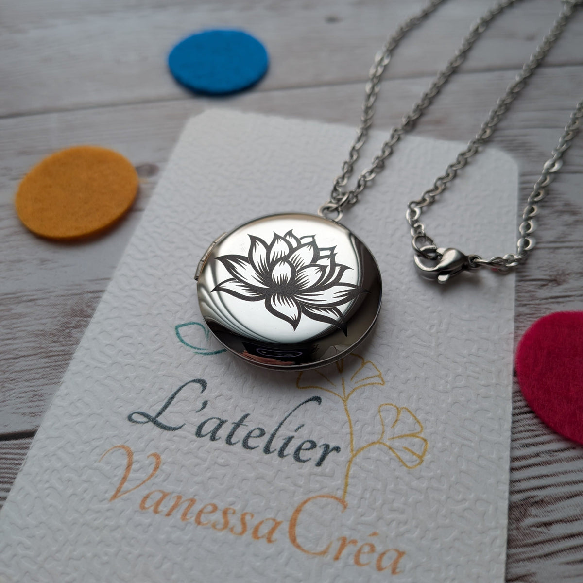 Collier diffuseur d'huiles essentielles gravure Fleur de Lotus sur carte L'Atelier Vanessa Créa