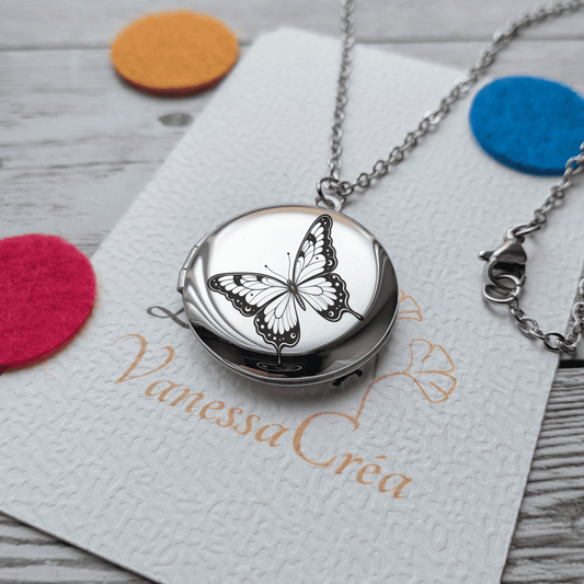 Collier diffuseur d'huiles essentielles avec gravure Papillon sur carte L'Atelier Vanessa Créa