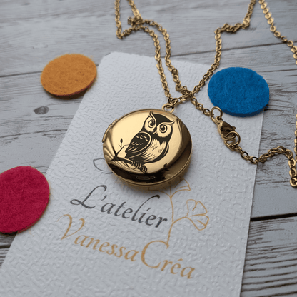 Collier diffuseur d'huiles essentielles gravure Hibou sur carte L'Atelier Vanessa Créa