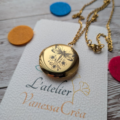 Collier diffuseur d'huiles essentielles gravure Libellule sur carte L'Atelier Vanessa Créa