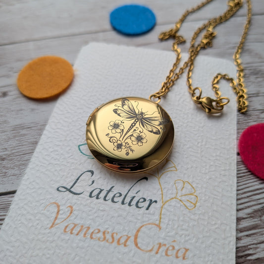 Collier diffuseur d'huiles essentielles gravure Libellule sur carte L'Atelier Vanessa Créa