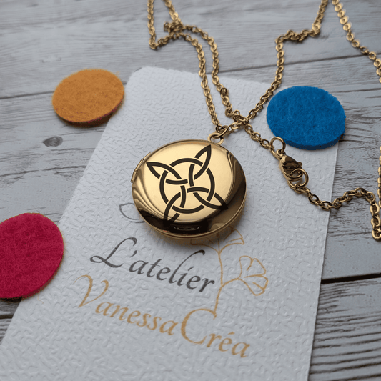Collier diffuseur d'huiles essentielles gravure Nœud Celtique sur carte L'Atelier Vanessa Créa
