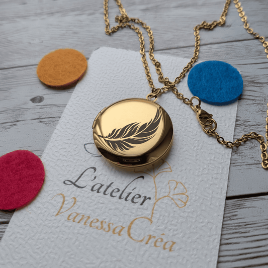 Collier diffuseur d'huiles essentielles gravure Plume sur carte L'Atelier Vanessa Créa