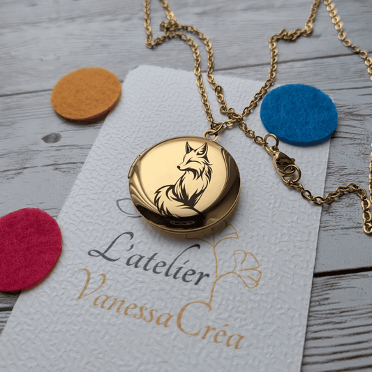 Collier diffuseur d'huiles essentielles gravure Renard sur carte L'Atelier Vanessa Créa