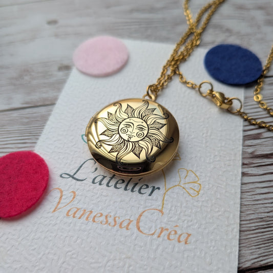 Collier diffuseur d'huiles essentielles gravure Soleil sur carte L'Atelier Vanessa Créa